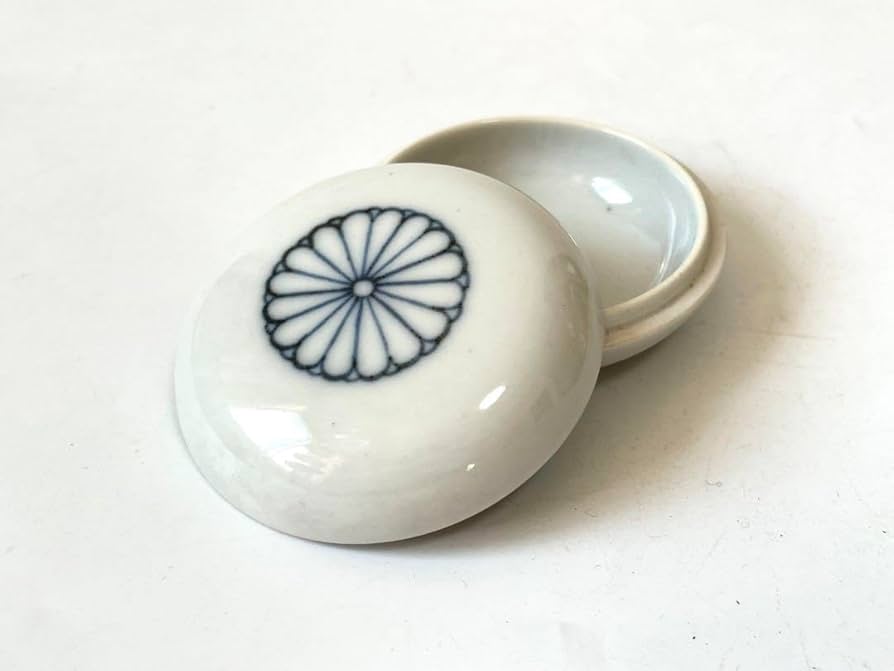 骨董　アンティーク　陶芸家　井上良斎　染付菊御紋　香合　白磁　共箱　茶道具 Amazon.co.jp: 骨董 アンティーク 陶芸家 井上良斎 染付菊御紋